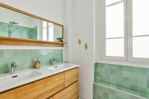 シャワー、ヘアドライヤー、タオル