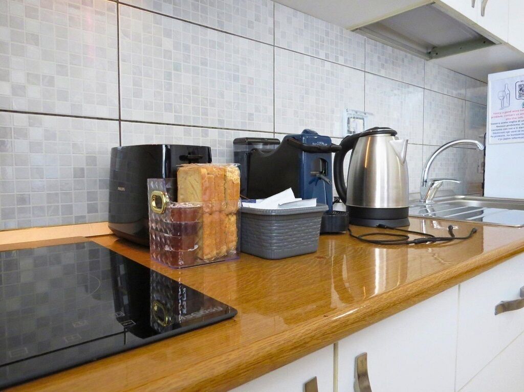 Mikrowelle, Herdplatte, Wasserkocher mit Kaffee-/Teezubehör