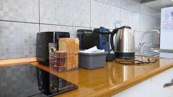 Mikrowelle, Herdplatte, Wasserkocher mit Kaffee-/Teezubehör