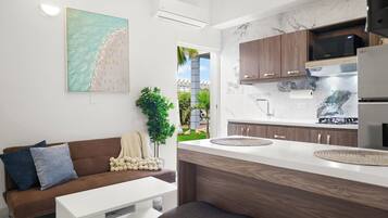 Refrigerador con freezer, placa de cocina, cafetera/tetera, tostadora