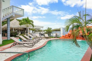 Una piscina al aire libre