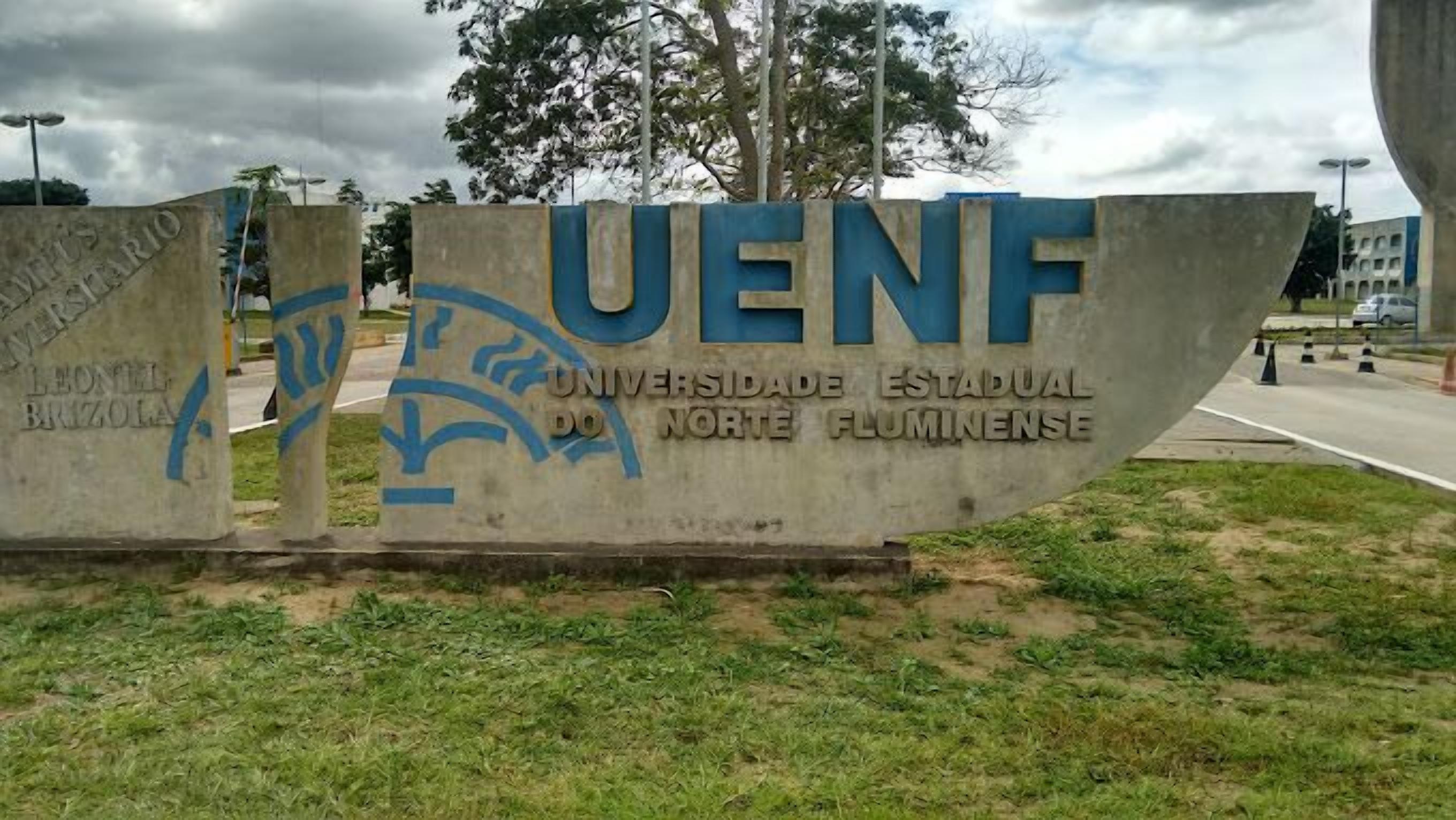 Señalización para la Universidade Estadual do Norte Fluminense (UENF) con una vista parcial del entorno.