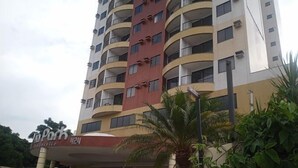 A multi-story hotel with a prominent 'Park' sign at the entrance, featuring a covered area and a parking lot. - Flat ViaPark (Campos)