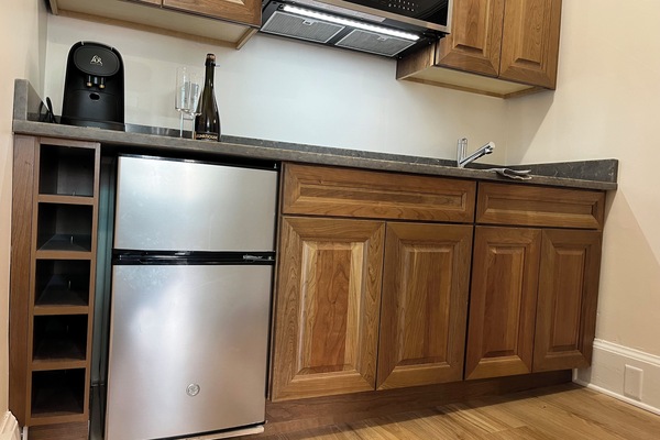 Refrigerador, microondas, cafetera y tetera y utensilios de cocina