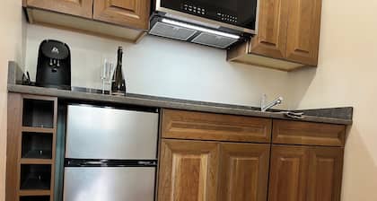 Charming 2-bedroom apartment with WiFi, AC in enchanting Ithaca