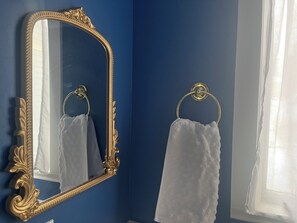 Douche, sèche-cheveux, serviettes fournies, savon