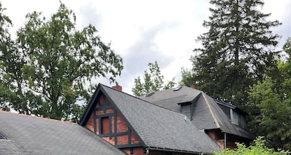 Luxury sleeps 6! Voted CNN Best Town outdoors, wine and cider, college-town hip.