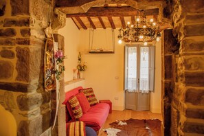 아파트, 발코니 | 거실 공간 | 케이블 채널 시청이 가능한 32인치 TV