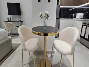 Căn hộ, 1 phòng ngủ, hồ bơi riêng, quang cảnh thành phố | Khu ăn uống