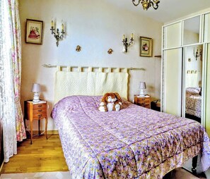 1 chambre, fer et planche à repasser