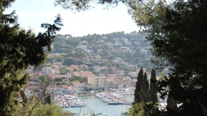A marina with boats docked, surrounded by residential buildings and trees. - Lovely, large 2-room through-hall apartment with incredible 180° view of the harbour. (Saint-Mandrier-sur-Mer)