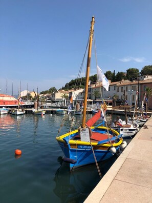 Marina - Lovely, large 2-room through-hall apartment with incredible 180° view of the harbour. (Saint-Mandrier-sur-Mer)