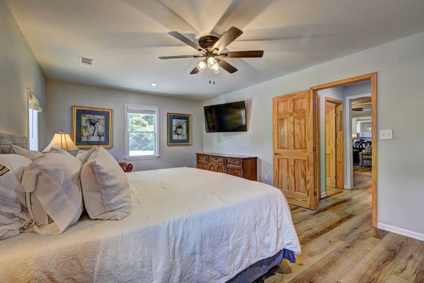 4 bedrooms, desk, WiFi, bed sheets