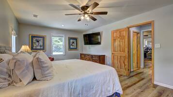 4 bedrooms, desk, WiFi, bed sheets