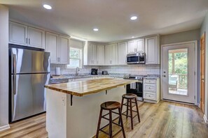 Fridge, microwave, oven, stovetop - Hike & Swim: Hideaway < 10 Mi to Pine Mountain (Shiloh)