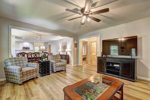 Interior - Hike & Swim: Hideaway < 10 Mi to Pine Mountain (Shiloh)