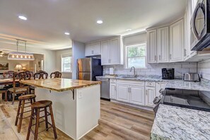 Fridge, microwave, oven, stovetop - Hike & Swim: Hideaway < 10 Mi to Pine Mountain (Shiloh)