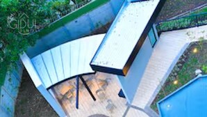 A modern house with a circular pool, a covered patio, and a fenced backyard. - Cozy, Modern APT @ Col. Escalon - Pool, Gym, A/C (San Salvador)