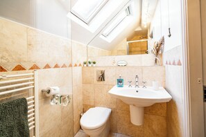 Dusj, håndklær og toalettpapir