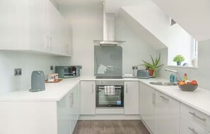 Kühlschrank, Mikrowelle, Ofen, Geschirrspüler