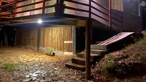 A two-story building with a wooden balcony and a covered entrance. - Reserva Cipó (Santana do Riacho)