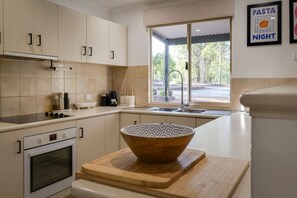 Een koelkast, een microgolfoven, een oven, een kookplaat