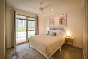 4 dormitorios, escritorio, tabla de planchar con plancha y cuna de viaje