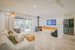 Smart-tv, eldstad och en stereo