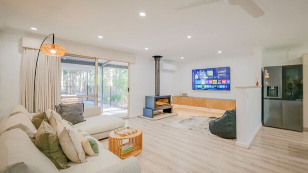 スマートテレビ、暖炉、ステレオ