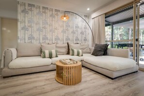 Smart-tv, een open haard en een stereo