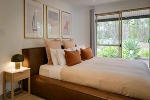 4 chambres, bureau, fer et planche à repasser, lit parapluie