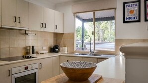 コーヒー / ティーメーカー、冷蔵庫、電子レンジ、オーブン