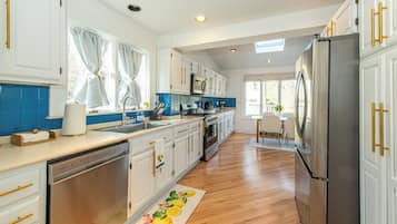 Microondas, horno y lavavajillas