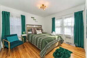 4 bedrooms, iron/ironing board, WiFi, bed sheets