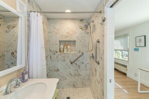 Douche, sèche-cheveux, serviettes fournies, savon