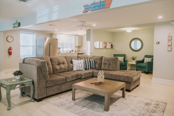 Smart TV - 2BR/2BA in PERFECT location! Walk to Downtown! Near the beach! The Jeff (Ocean Springs)