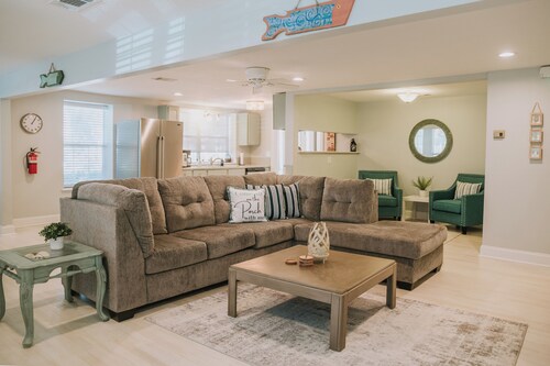 2BR/2BA in PERFECT location! Walk to Downtown! Near the beach! The Jeff