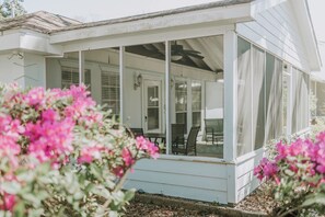 Outdoor dining - 2BR/2BA in PERFECT location! Walk to Downtown! Near the beach! The Jeff (Ocean Springs)