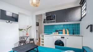 A compact living space with a kitchenette, a dining area, and a bed. - Residence Nokoshima (Fort-de-France)