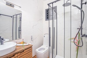 Comfort Studio, Ensuite (Kobe) | Bilik Mandi | Pancuran mandi, tuala disediakan