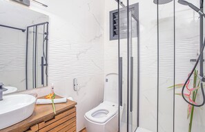 Comfort Studio, Ensuite (Kobe) | Bathroom | Shower, towels - Residence Nokoshima (Fort-de-France)