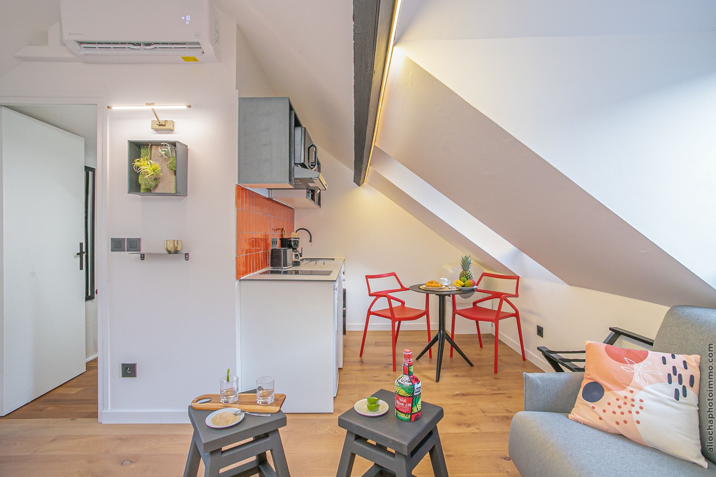 Apartament modern amb cuina, zona de menjador i un dormitori a la llera.