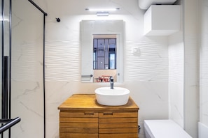 Standard Apartment, Balcony, City View | Bathroom | Shower, towels