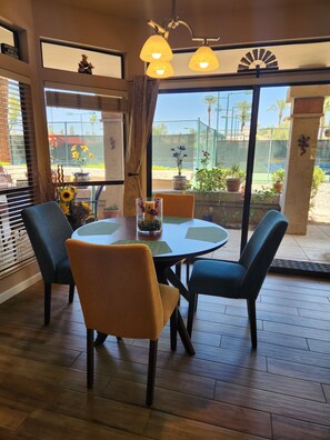 Dining - Charming 2-bedroom condo with WiFi, AC in brilliant Scottsdale (Scottsdale)