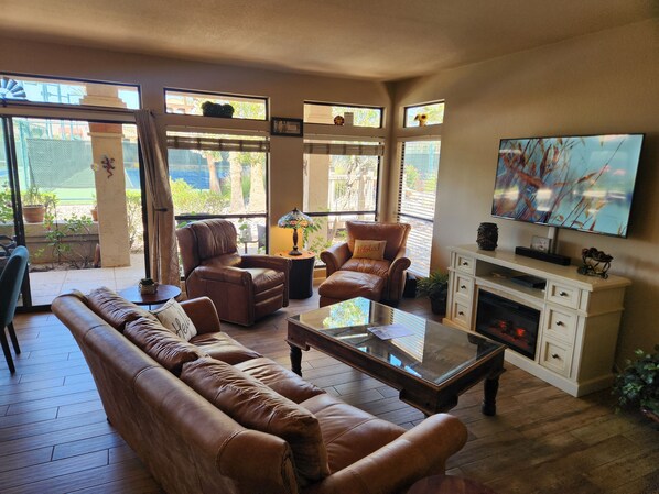 Smart TV, fireplace, DVD player, ping pong - Charming 2-bedroom condo with WiFi, AC in brilliant Scottsdale (Scottsdale)