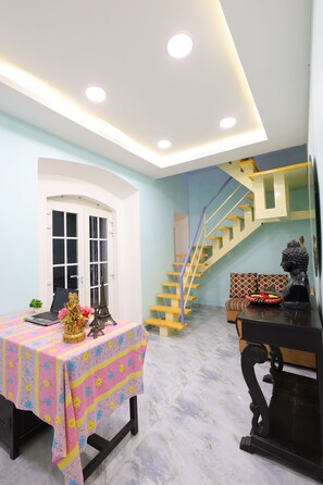 Interior - Park & Explore! 5min to beaches, 8min to food, 350yrs history and more on foot.. (Puducherry)