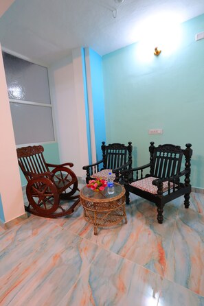Interior - Park & Explore! 5min to beaches, 8min to food, 350yrs history and more on foot.. (Puducherry)