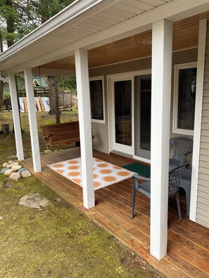 Terrace/patio - Cozy Bear Cottage with adorable Lake and Bear décor, 25 mi S. of Mackinaw City (Alanson)