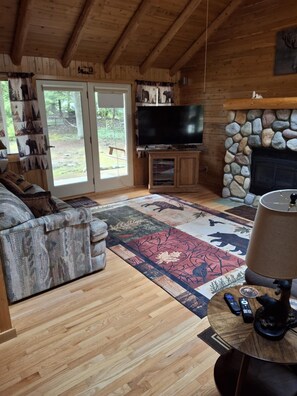 Smart TV, fireplace - Cozy Bear Cottage with adorable Lake and Bear décor, 25 mi S. of Mackinaw City (Alanson)