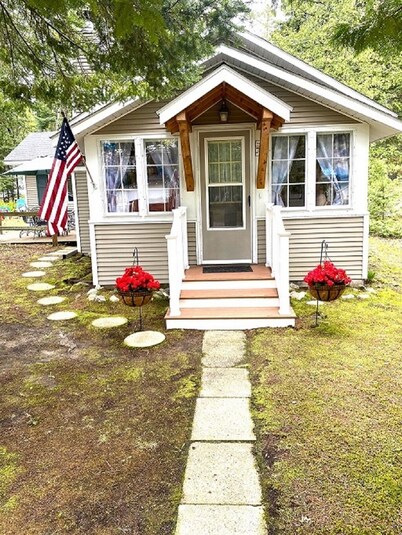 Cozy Bear Cottage with adorable Lake and Bear décor, 25 mi S. of Mackinaw City